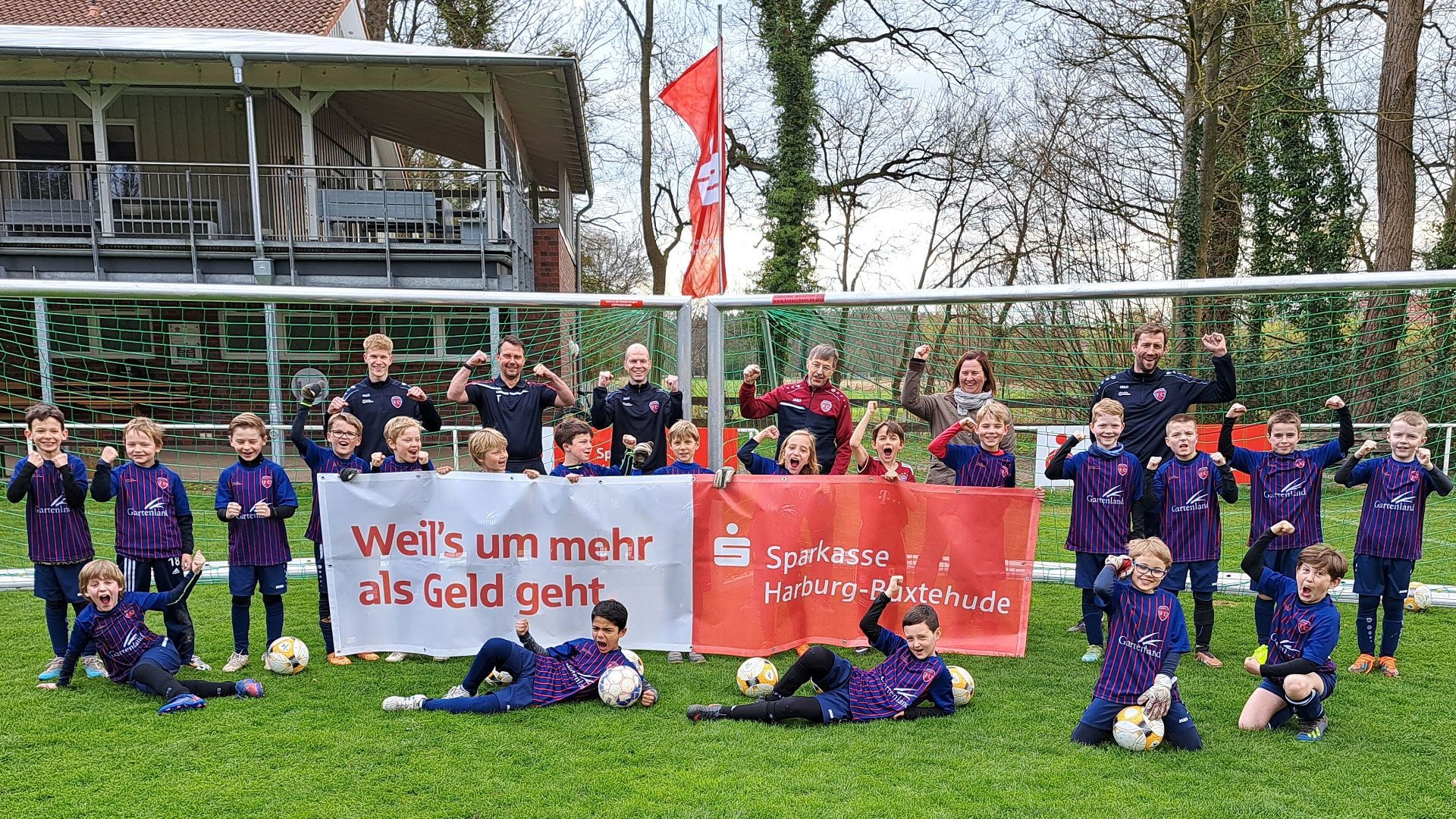 Die Freude beim FC Este über die neuen Tore war groß. | Foto: Sparkasse