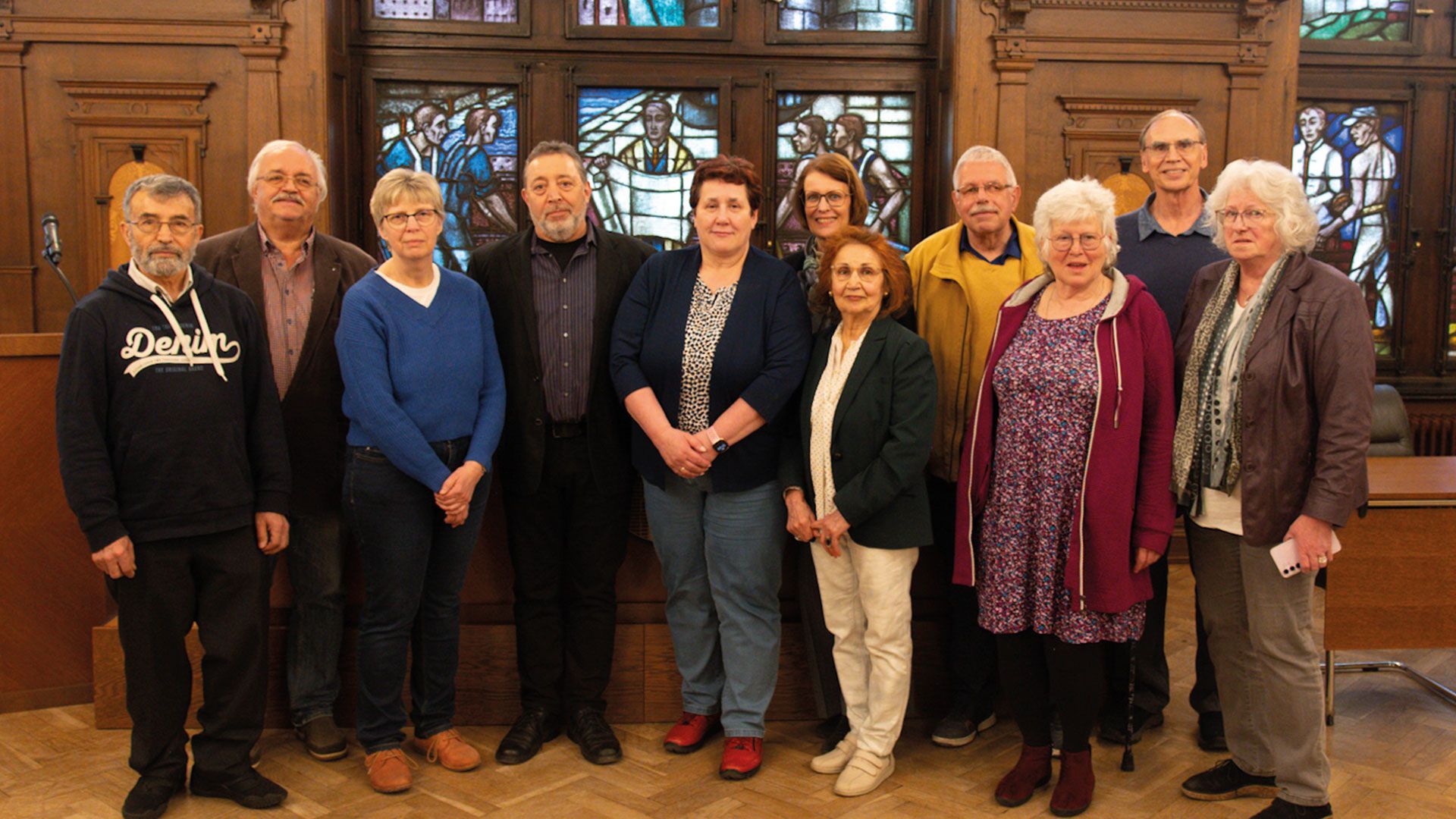 Der neu gewählte Bezirks-Seniorenbeirat, v.l.: Muharrem Acar, Detlef Baade, Bärbel Müller, Peter Bartels, Cordula Radtke, Christine Baeyer, Parvin Schroeder, Ulf Kronshage, Hiltrud Diel, Dr. Michael Trautmann, Birgit Przybylski. Foto: Bezirksamt Harburg