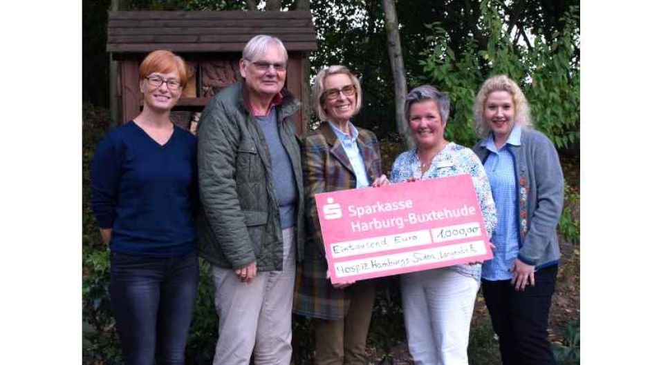 Dirka Grießhaber (von links, DRK), Rudolf Wendt, Hannelore Ziegler (Jägerschaft), Hospizleiterin Britta True und Bianca Marks (Jägerschaft) im Hospizgarten. Foto: DRK-Kreisverband Hamburg-Harburg e.V. | Foto: ein