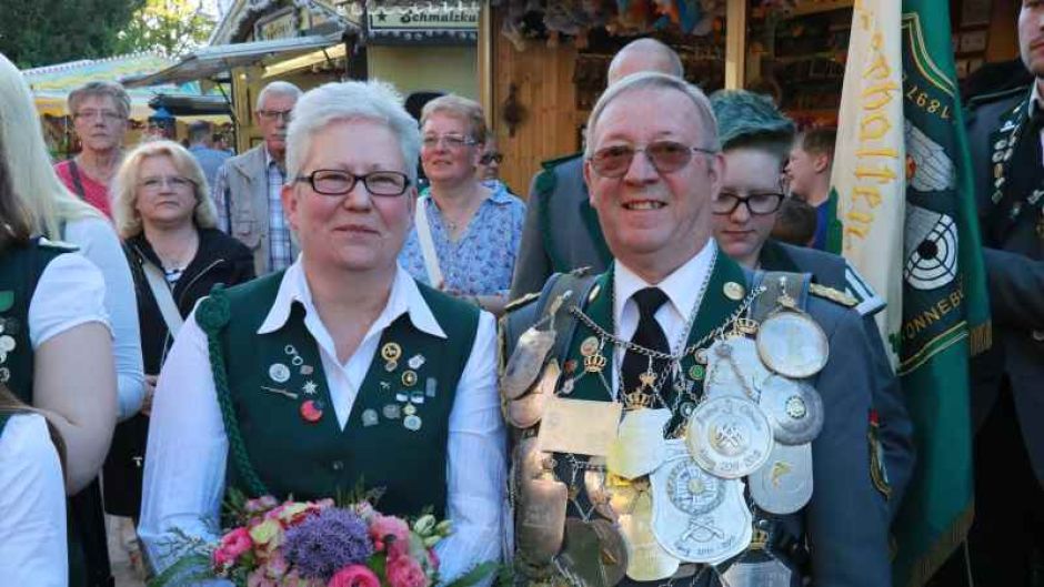 Das neue Königspaar vom SV Rönneburg- Manfred Merten mit seiner Frau Anke. | Foto: ein