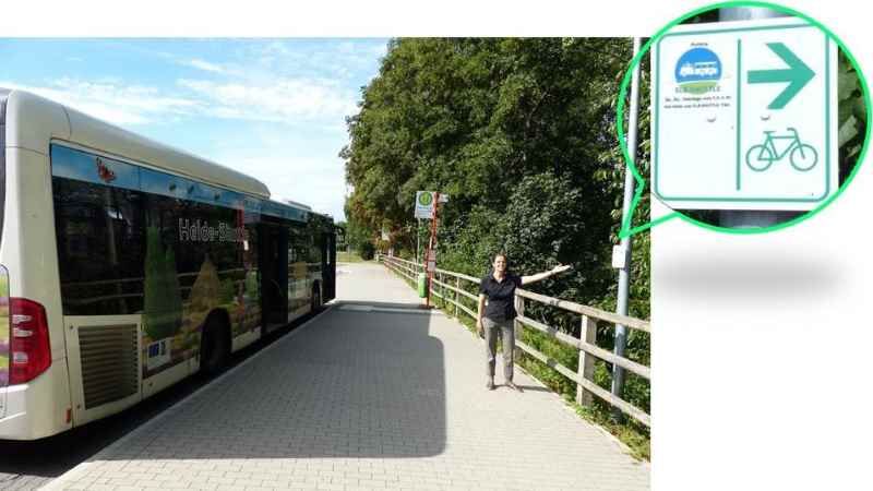 Kreismitarbeiterin Mareile Kleemann an der Heide-Shuttle-Haltestelle "Jesteburg, Freibad" mit ausgeschildertem Einstieg für die Radwegeverbindung zum ELB-SHUTTLE. | Foto: ein