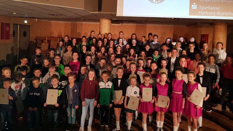 Allein 126 der 166 geehrten Nachwuchs-Sportler und -Sportlerinnen aus Harburg stellte die Hausbruch-Neugrabener Turnerschaft (HNT). Foto: ein