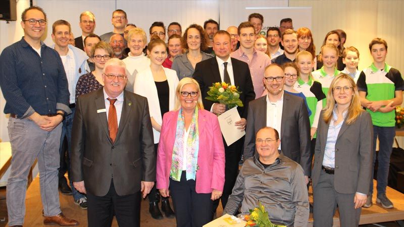 Gruppenbild aller geehrten Sportlerinnen und Sportler mit Seevetals Bürgermeisterin Martina Oertzen (Mitte) sowie Sandra Becker (vorn, rechts) von der Sparkasse-Harburg-Buxtehude. | Foto: ein