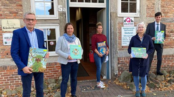 Heiner Albers (von links, Samtgemeindebürgermeister), Kristina Rathke (Sparkasse Harburg-Buxtehude), Kerstin Schüssler (Lebenstraum Küche), Wiebke Diercks (Gemeindebücherei) und Dr. Alexander Stark (Landkreis Harburg) vor der Gemeindebücherei Hollenstedt. | Foto: Sparkasse