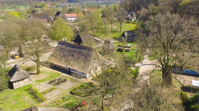 Nach der langen Coronapause können endlich wieder Besucher ins Freilichtmuseum am Kiekeberg kommen. | Foto: FLMK