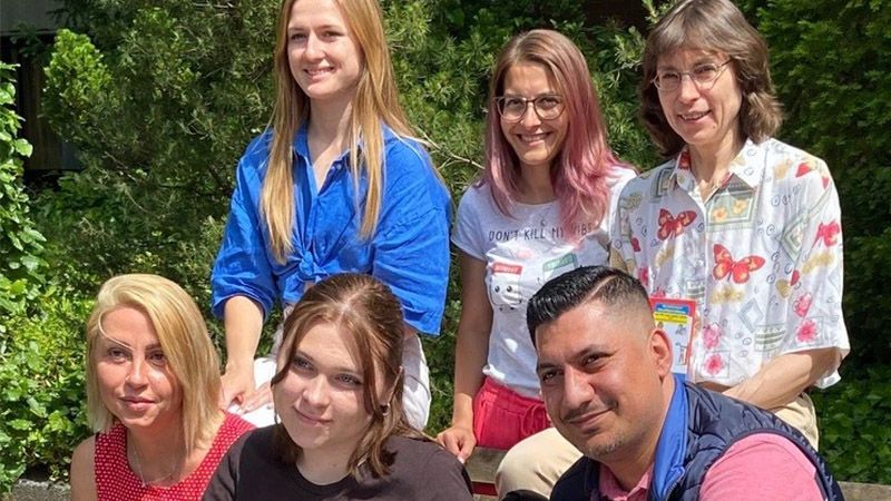 Die Ehrenamtlichen des DRK: Helen (v. l.), Svitlana, Olana, Anwar, Lisa Kummer, In der Mitte: Anna aus Nowyj Buh, einer Stadt im Osten der Ukraine. Die 18-Jährige leidet an einer Muskelerkrankung und ist mit Schwester und Mutter vor vier Wochen nach Deutschland geflohen. | Foto: DRK Harburg