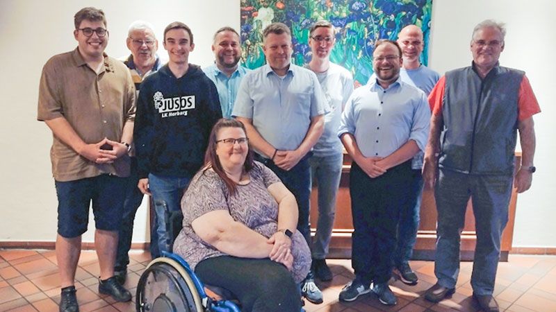 Der Vorstand des SPD-Ortsvereins Neu Wulmstorf: Stefan Schmidtke (von links), Gerd Hüners, Deniz Korkmaz, Lutz Hinze, Regina Buyny, Sven Gottschewsky, Björn Kinter, Tony Schmidt, Christoph Gollnast und Herrmann Rache. Auf dem Foto fehlt Imke Kunath. | Foto: SPD Neu Wulmstorf