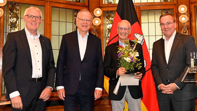 Strahlende Gesichter in Hannover: Reinhard Rawe, Geschäftsführer des LSB (Landessportbund Niedersachsen), Stephan Weil – Ministerpräsident Niedersachsen, Arno Reglitzky, Erster Vorsitzender Blau-Weiss Buchholz e.V., und Boris Pistorius – Minister für Inneres und Sport. | Foto: Blaus-Weiss Buchholz