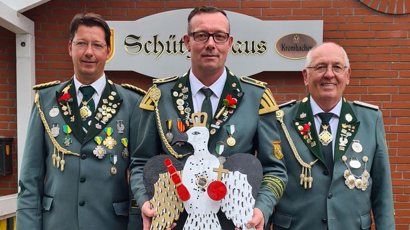 Der neue Vahrendorfer Vizekönig Lars Volsch (Mitte) mit seinen Adjutanten Arne Vaubel (links) und Wolfgang Peters. | Foto: SV Vahrendorf
