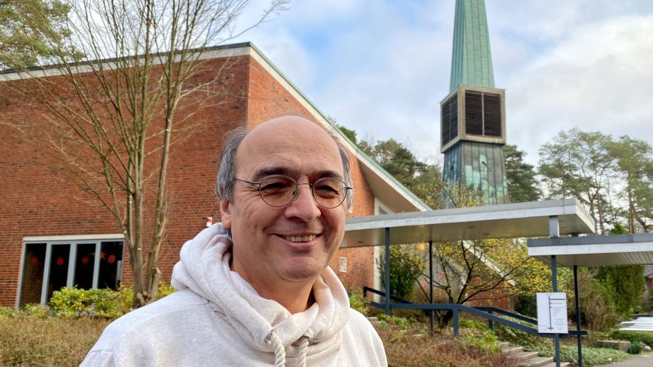 Pastor Ulrich Billet vor der St. Johannis-Kirche in Buchholz. | Foto: C. Wöhling