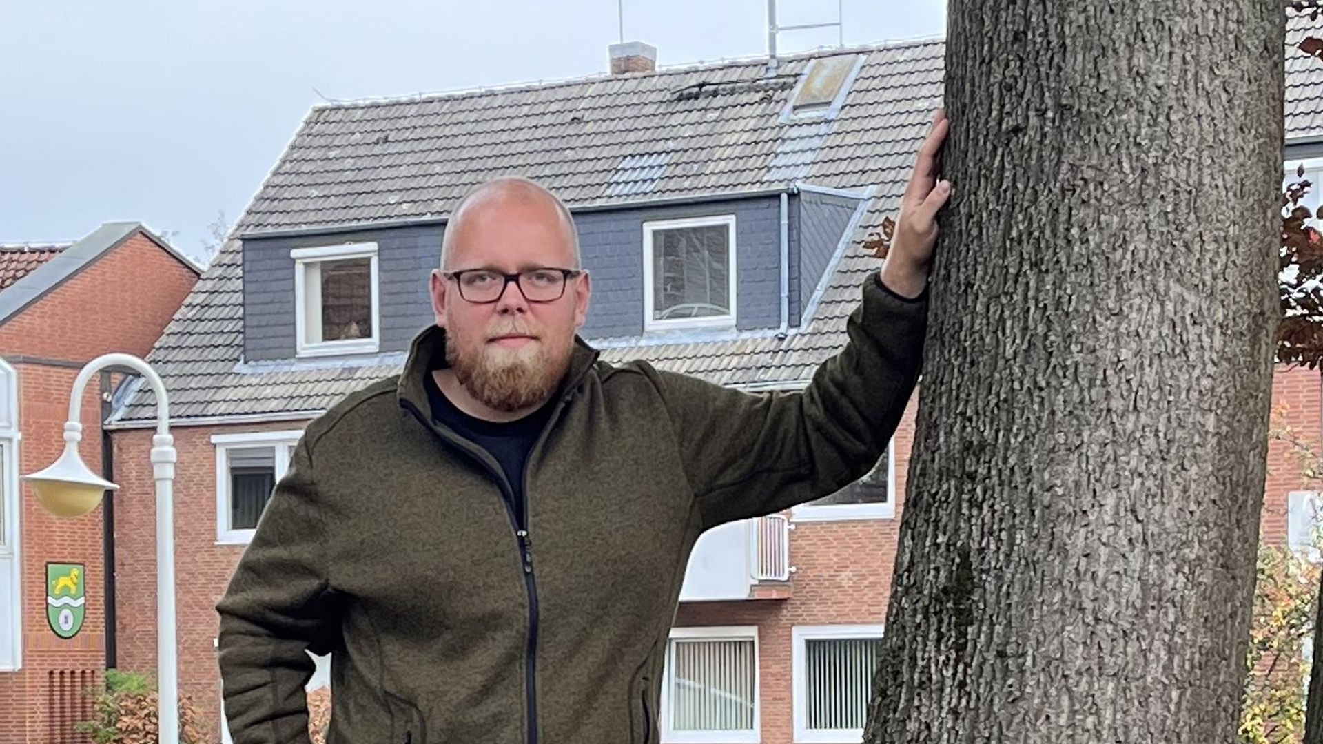 Seevetals Baumprüfer und Ansprechpartner für Fragen zur Baumschutzsatzung Magnus Pflüger vor dem Rathaus.  Foto: Gemeinde Seevetal