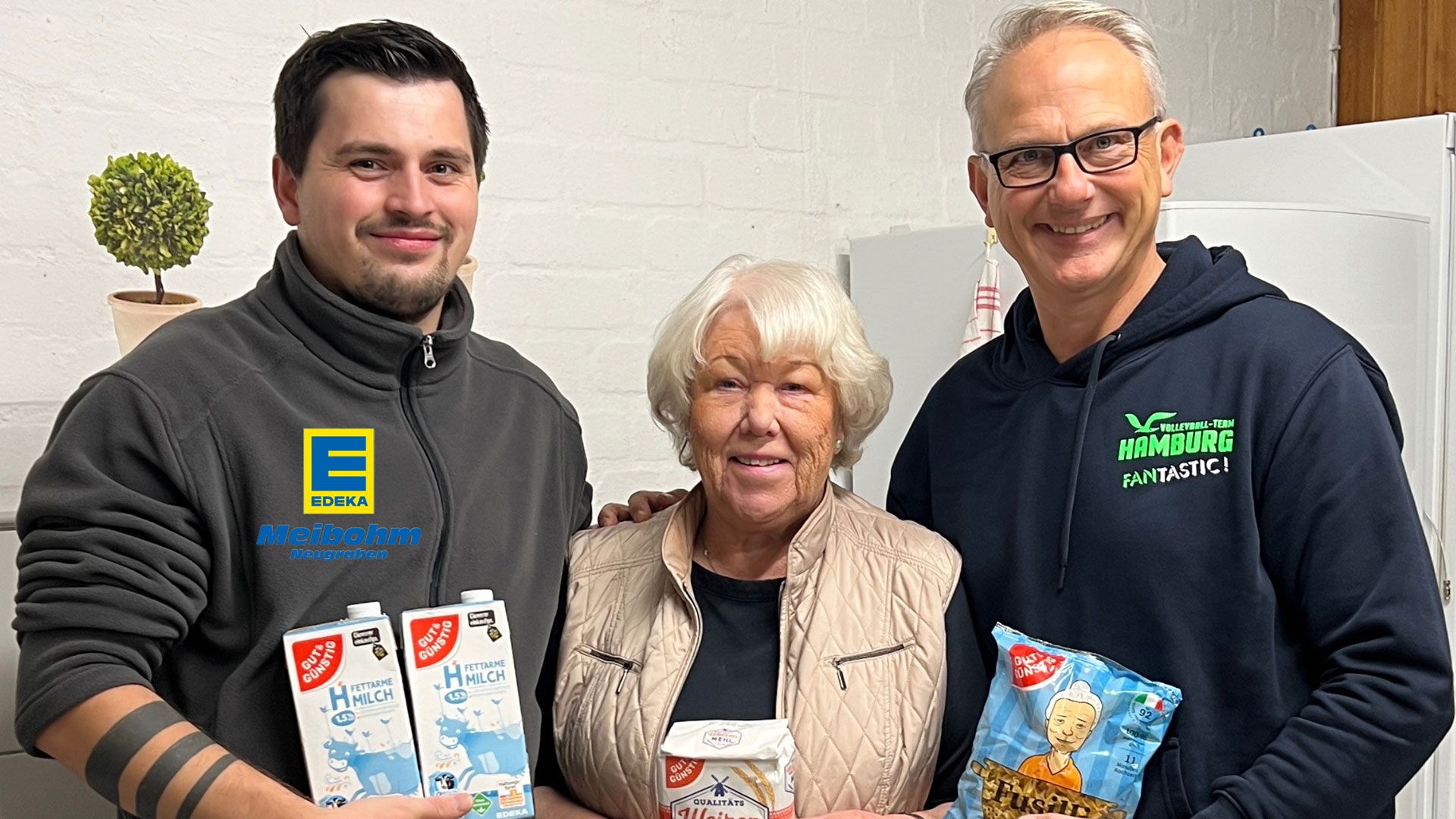 EDEKA-Geschäftsleiter Valeri Altenhof (von links), Karin Strietzel von der Tafel Neuwiedenthal und Thomas Brabandt vom VTH bei der Übergabe der Spenden. | Foto: VTH