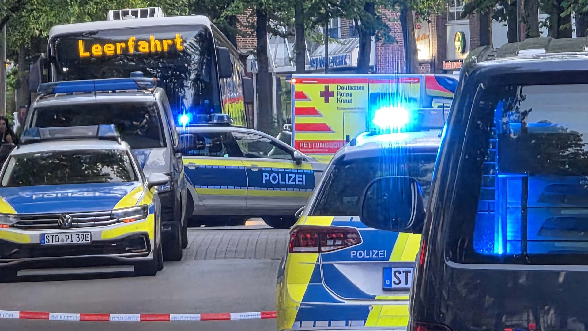 Großaufgebot der Polizei nach Schüssen und der Buxtehuder Bahnhofstraße. Foto: Hamburg-News