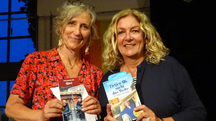 Petra Kolase (links) und Bettina Tietjen sorgten für einen humorvollen Camper-Abend. Foto: Ilka Teschner
