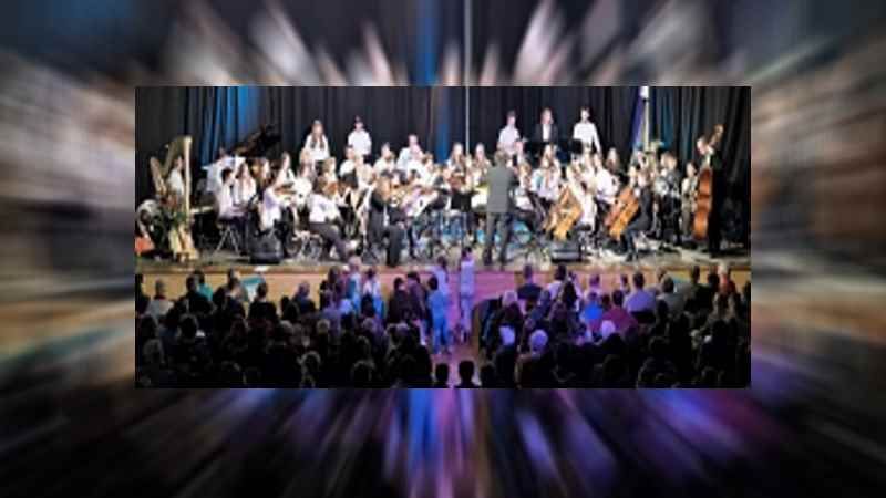 Das Sinfonieorchester der Musikschule Lepél mit ihrem Dirigenten Manfred Birk spielt außer klassischen Stücken auch angesagte Popsongs, die speziell arrangiert sind | Foto: Musikschule Lepél
