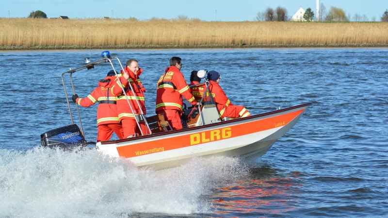 Die Luna 4 mit ihrer Besatzung aus der DLRG-Ortsgruppe Lüneburg. | Foto: ein