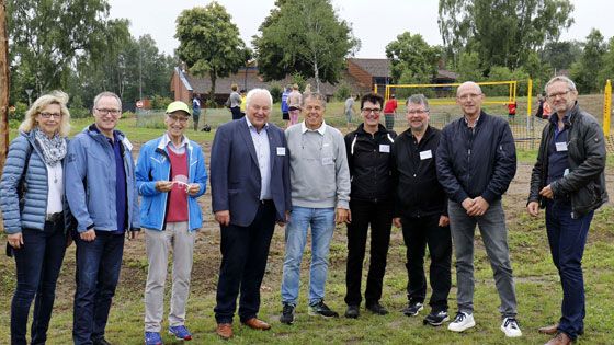 Zur Einweihung der neuen Beach-Volleyball-Anlage in Buchholz kamen einige lokale Prominente. | Foto: ein