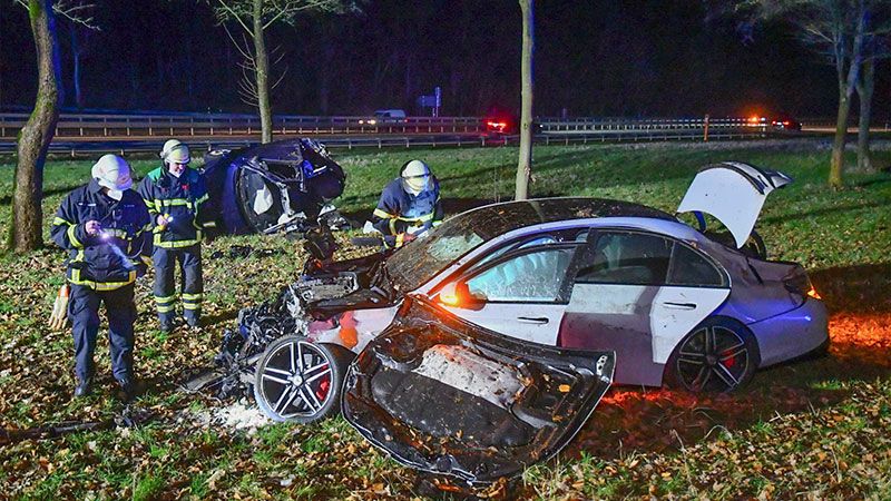 Die beiden Wracks des Opel und des AMG auf der A7 bei Marmstorf. | Foto: HamburgNews