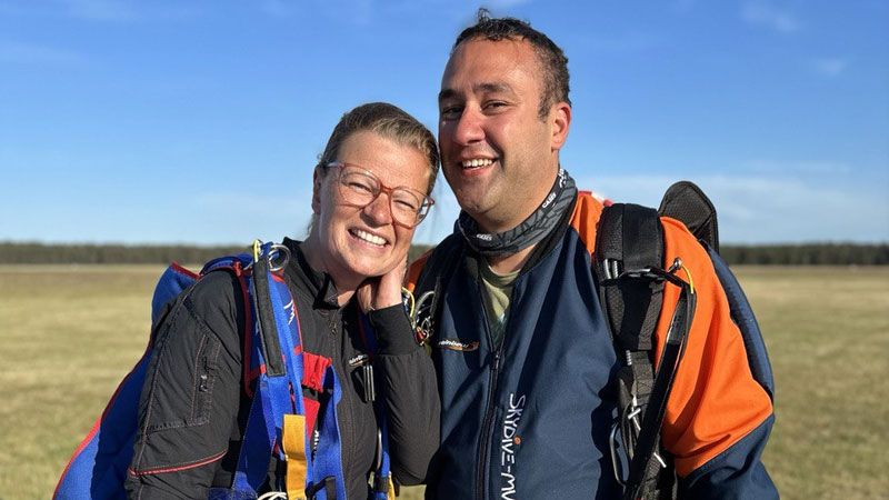Gildekönig Bo Azzouz und seine nunmehr Verlobte Nicole direkt nach Fallschirmsprung und Antrag. | | Foto: privat
