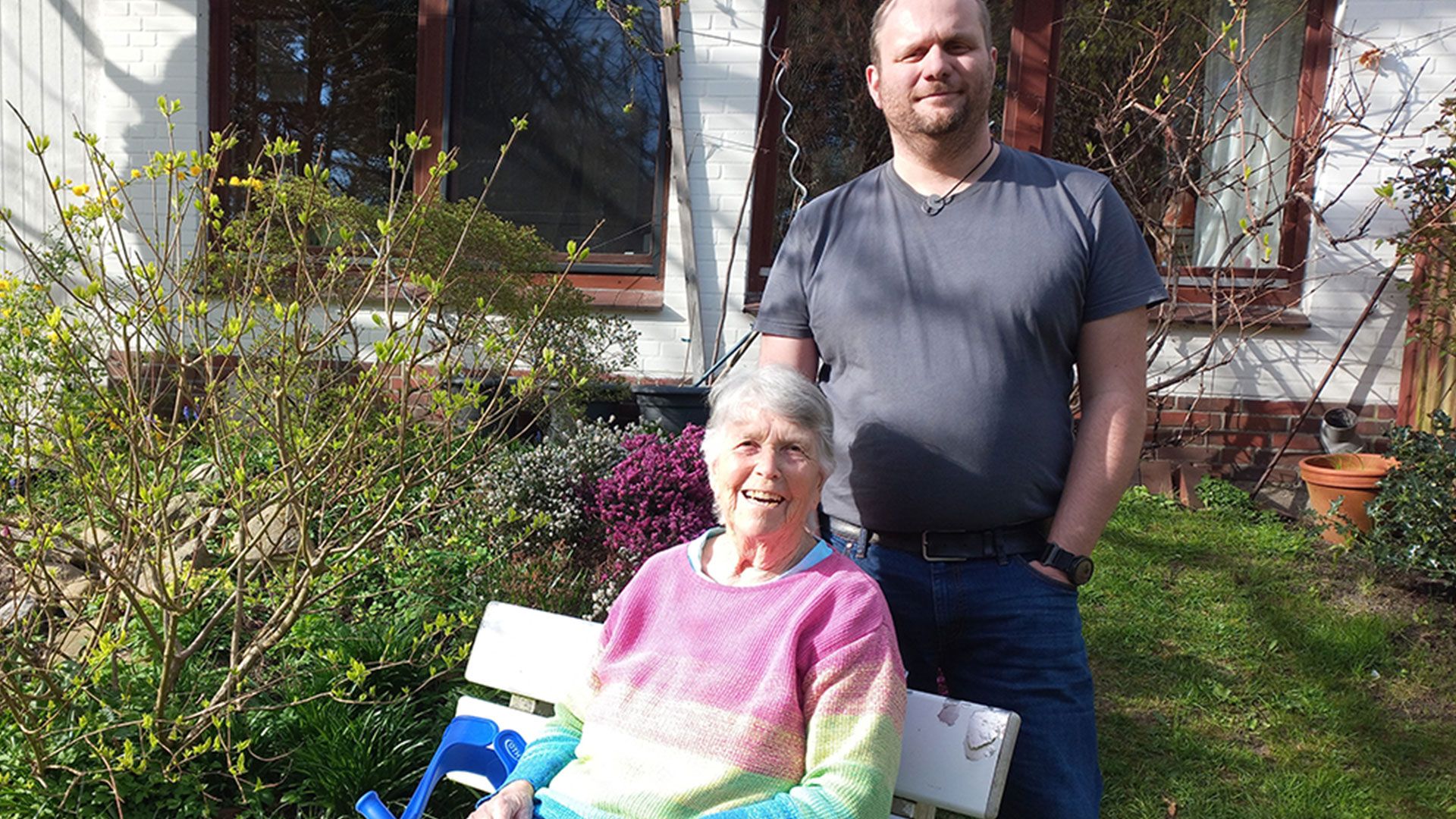 Man hat mich von A bis Z schnell, sicher und kompetent betreut“: Rita Z., hier mit ihrem Sohn Lars, konnte dank DRK-Mitgliedschaft kostenlos nach einem Unfall auf den Kanaren nach Hause geflogen werden  | Foto: ein