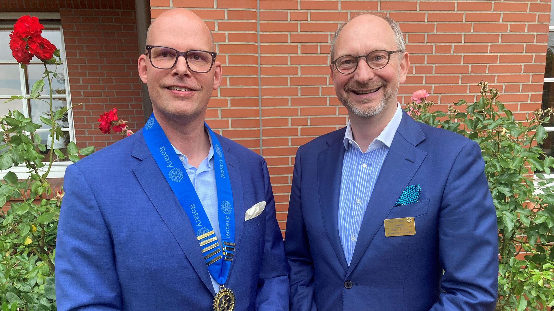 Norbert Reichentrog (links) übernimmt die Präsidentschaft des Rotary Club Seevetal von Ralf Grote. Foto: Rotary Club Seevetal