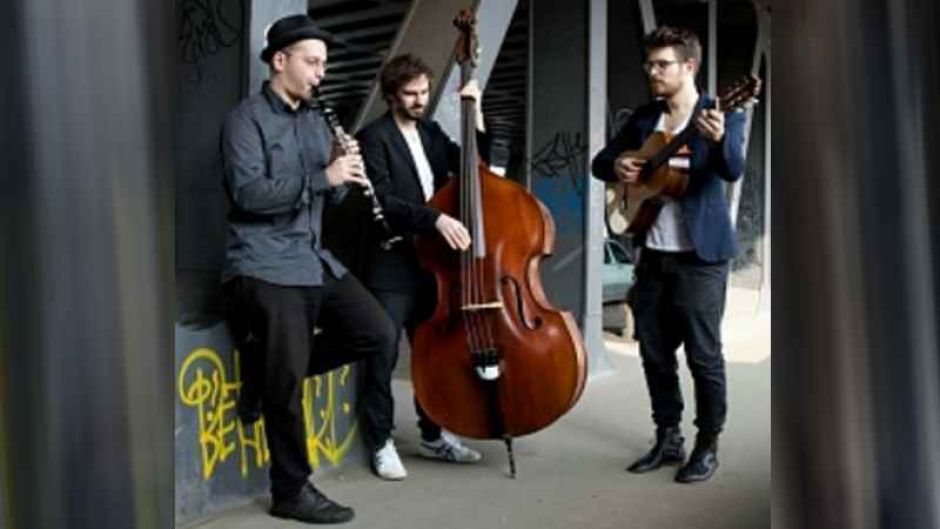 Jonathan Krause (links) und die Beck-Brüder Niklas und Felix spielen Musik, die direkt in die Seele geht.| Foto: © PIAZU TRIO