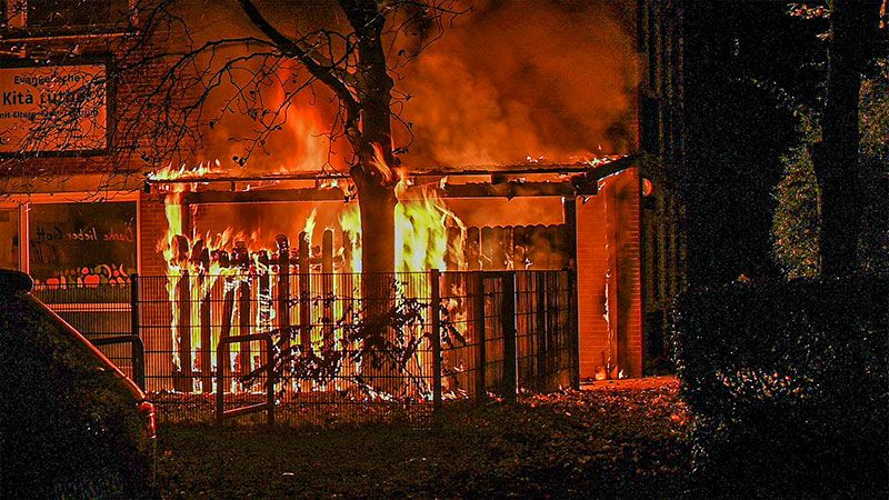 Dieser Müllunterstand bei der evangelischen Kita in der Lühmannstraße in Eißendorf brannte in der Nacht nieder. | Foto: HamburgNews