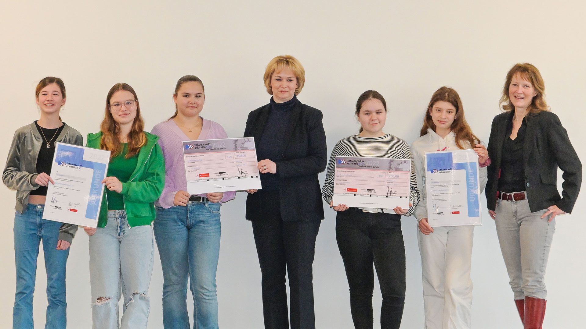 Freuen sich über die Preise: Karla, Gerta, Laura (alle drei Klasse 7b), Rabea Scheidat (Sparkasse Harburg-Buxtehude), Lenja, Helen, (beide Klasse 7a, nicht im Bild: Kim), Alexandra Neukirch (Schulleiterin). | Foto: Niels Kreller