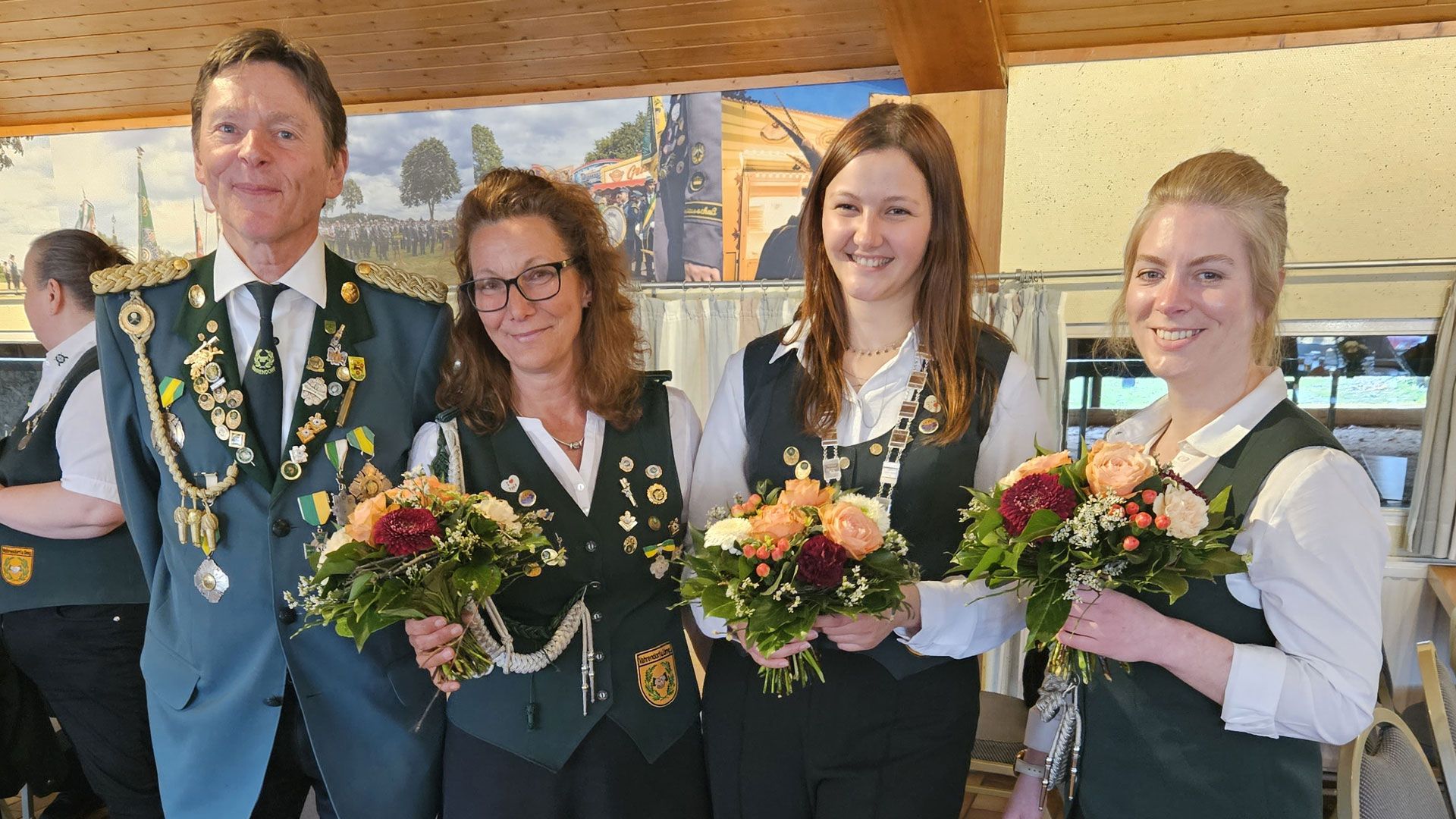 Der Erste Vorsitzende der Vahrendorfer Schützen, Thomas Springer, freut sich über das neue Damenkönigingespann. Adjutantin Nicole Vaubel (von links), die neue Damenkönigin 2023/24 Jennifer Vaubel und Adjutantin Katharina Linnemann. | Foto: ein