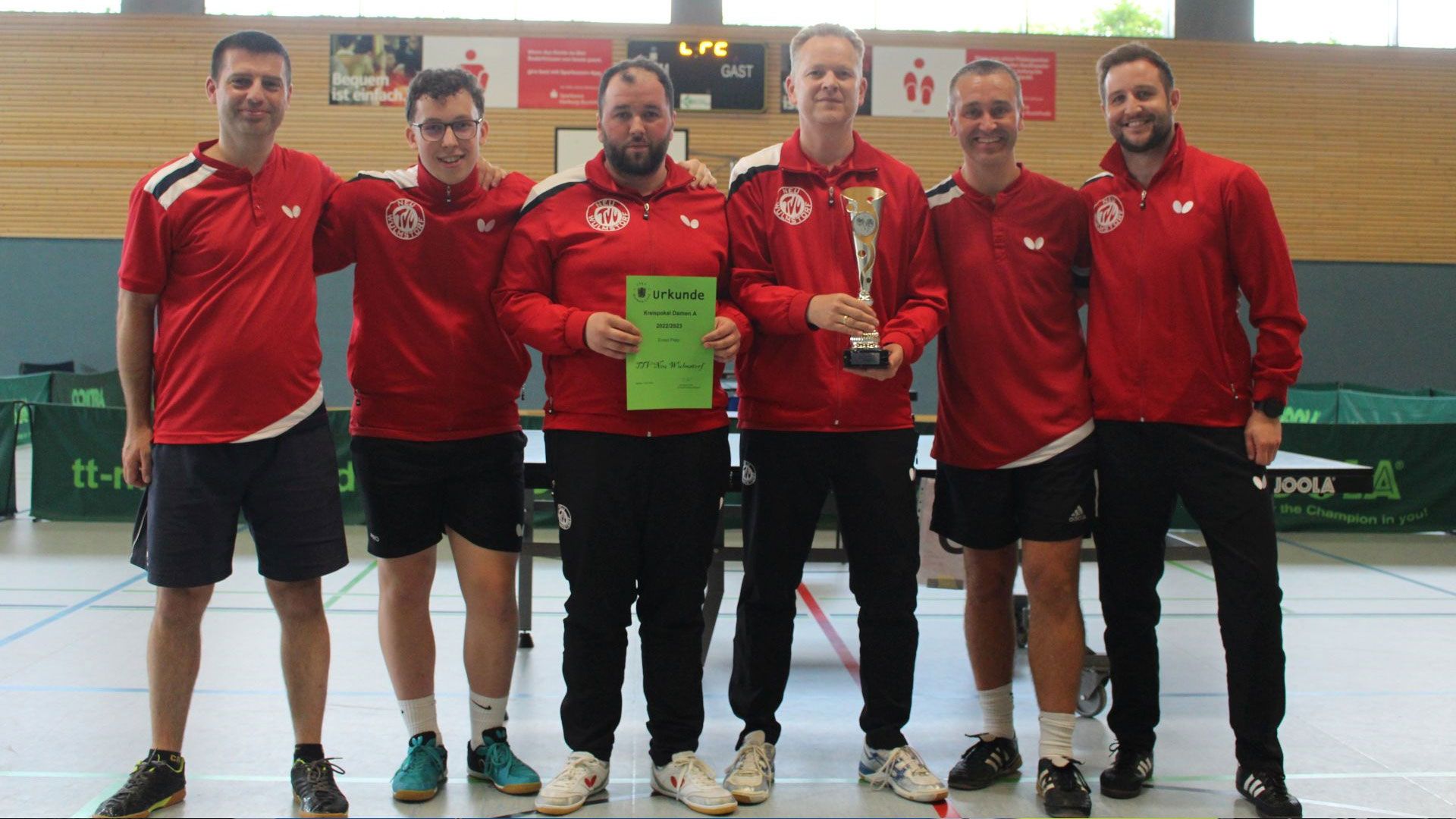 Der Titelgewinn des TVV Neu Wulmstorf war ein besonderer: Im vergangenen Jahr gewann das gleiche TVV-Personal den B-Pokal als zweite Mannschaft des Vereins und „wiederholte“ den Pokalsieg als Team 1 jetzt eine Etage höher als A-Pokalsieger. | Foto: ein