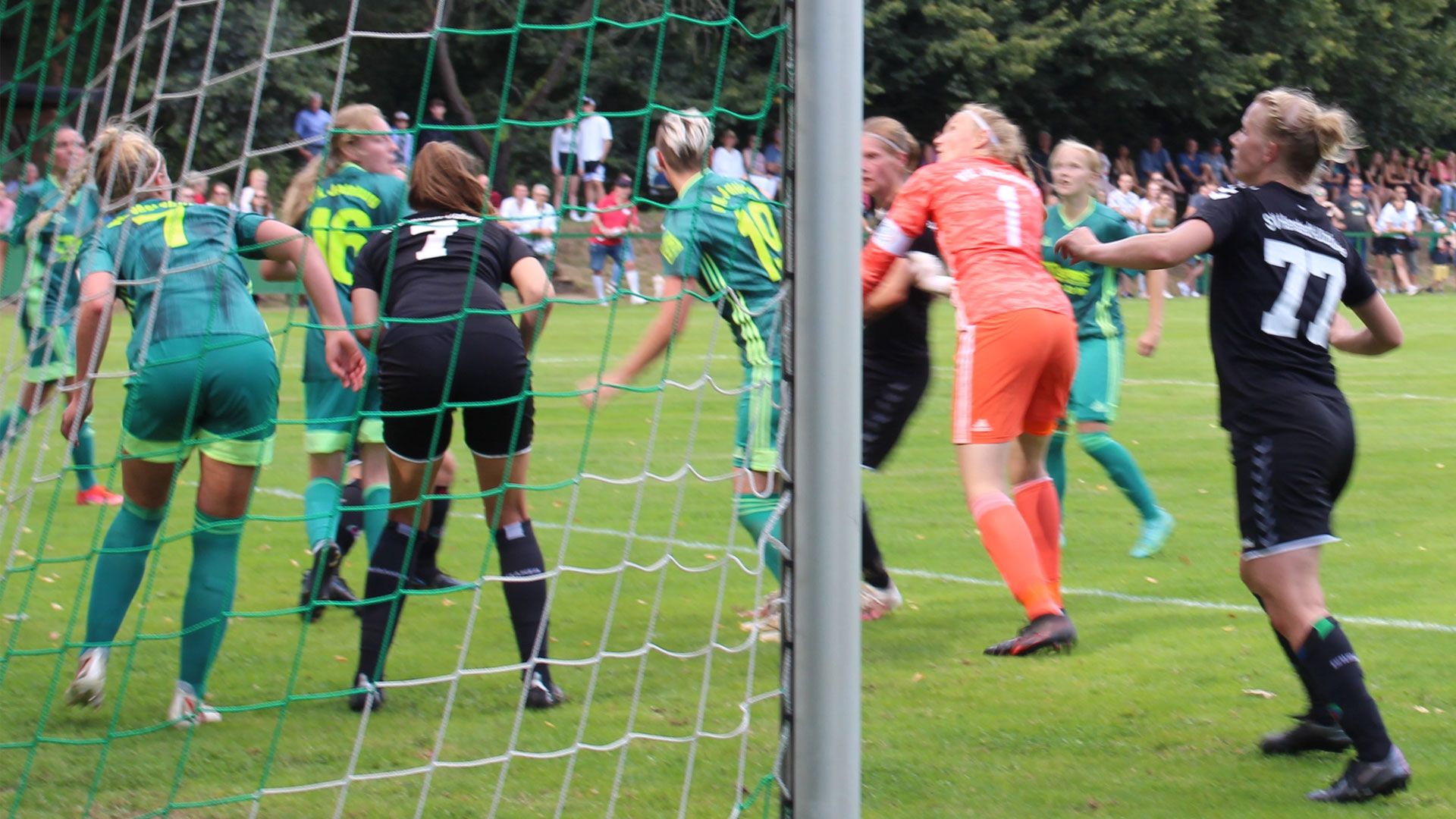Turbulente Strafraumszenen aus dem vergangenen Sommer: Die Regionalliga-Frauenfußball-Mannschaft des VfL Jesteburg schied damals auf eigenem Platz gegen Henstedt-Ulzberg aus dem DFB-Pokalwettbewerb aus. | Foto: ein
