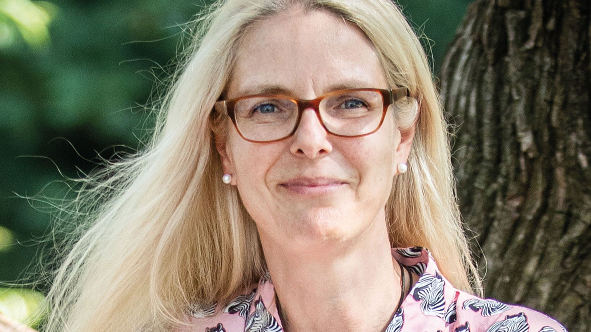 Sandra Dünschede stellt ihren neuesten Kriminalroman "Friesenrausch" vor. | Foto: Gesche Jäger