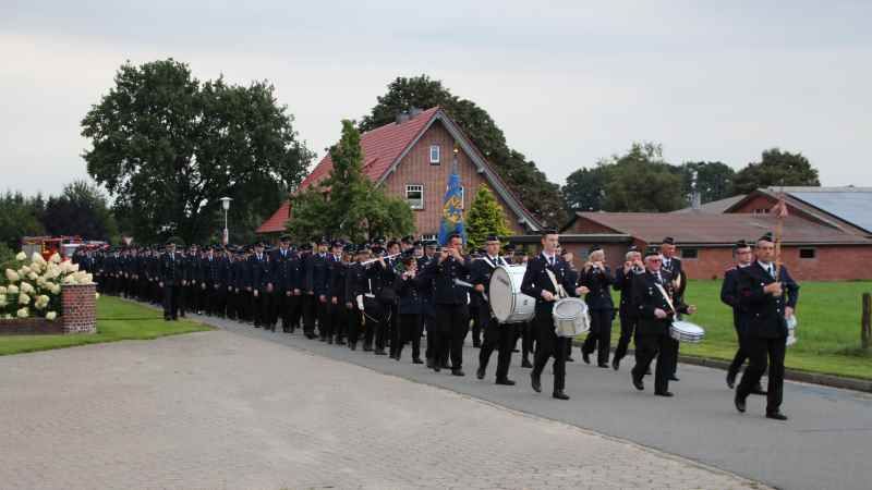 244 neue Feuerwehranwärter wurden veredigt. Sie wurden auf ihrem Marsch zum Vereidigungsplatz musikalisch begleitet. | Foto: ein