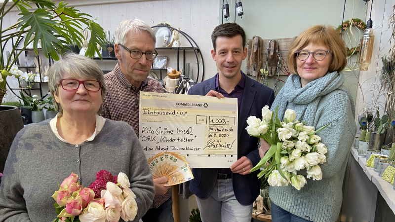 Brigitta Engel (links) übergab zusammen mit Michael und Melanie Kaiser die Spende für den „Kinderteller“ an Patrick Gantenberg-Kralisch (rechts), Leiter der DRK-Kita "Grüne Insel" in Neuwiedenthal. | Foto: ein