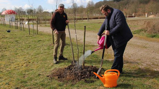 Matthias Schuh (links), Museumsgärtner, und Museumsdirektor Stefan Zimmermann pflanzen den Apfel des Jahres 2020 im Landwirtschaftlichen Entdeckergarten des Freilichtmuseums am Kiekeberg. Er steht in der Reihe mit den Äpfeln des Jahres der vergangenen Jahre. | Foto: FLMK