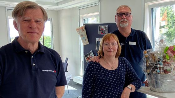 Mit seinem Gespür für humanitäre Aufgaben und einem perfekten Netzwerk ist Vorstand Harald Krüger (rechts, mit Ehefrau Dr. Sigrid Hülsbergen-Krüger und DRK-Präsident Lothar Bergmann) seit 35 Jahren für das DRK im Dienst. | Foto: DRK-Kreisverband Harburg