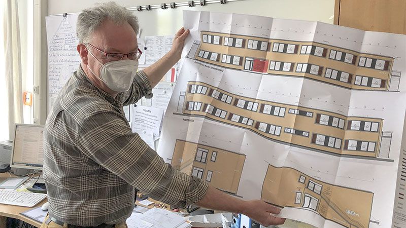 Marmstorfs Grundschulleiter Martin Nölkenbockhoff mit den Bauplänen. | Foto: ein