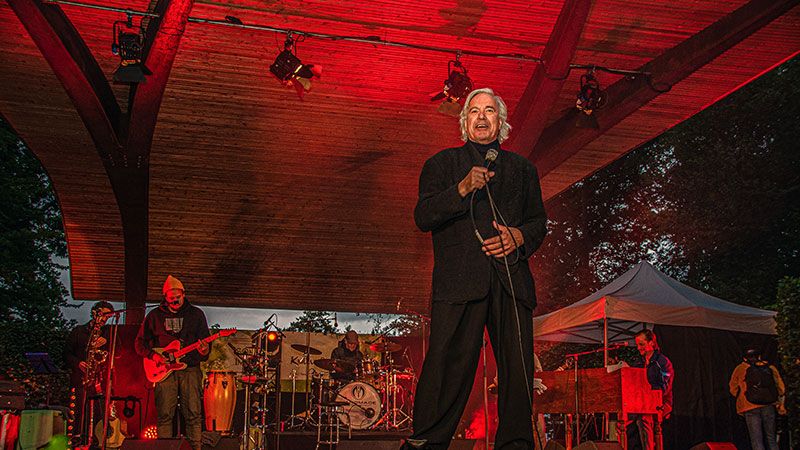 Highlight beim Sommer im Park an der Freilichtbühne im Harburger Stadtpark war das Konzert von Soul-Ikone Stefan Gwildis mit seiner Band. | Foto: Sören Noffz