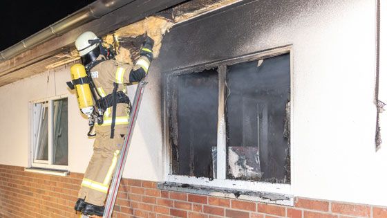 Das Mehrfamilienhaus, in dem Flüchtlinge untergekommen waren, ist nach dem Zimmerbrand nicht mehr bewohnbar. | Foto: JOTO