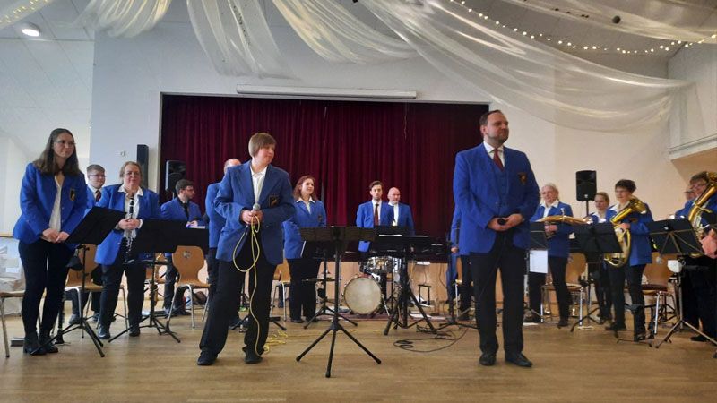 Das „Blasorchester Seevetal“ von Musik aus Seevetal entführte die Besucher in die zauberhafte Welt der Blasmusik. | Foto: ein