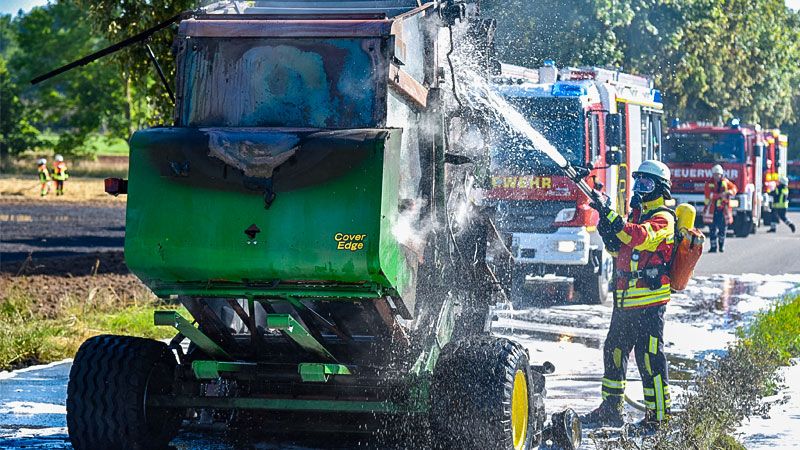 Eine brennende Ballenpresse setzte heute ein Feld bei Lindhorst in Brand. | Foto. JOTO