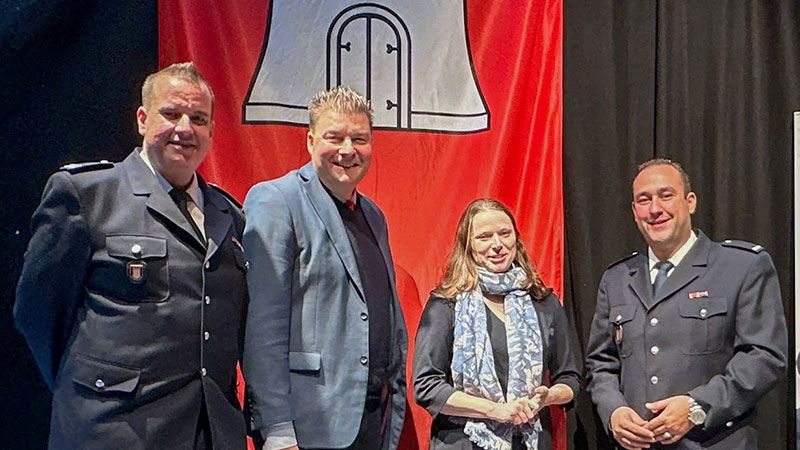 50 Jahre Freiwillige Feuerwehr Eißendorf - das feierten Wehrführer Axel Lender, die Senatoren Andreas Dressel und Melanie Leonhard und Borhen Azzouz (v.l.n.r.). | Foto: ein