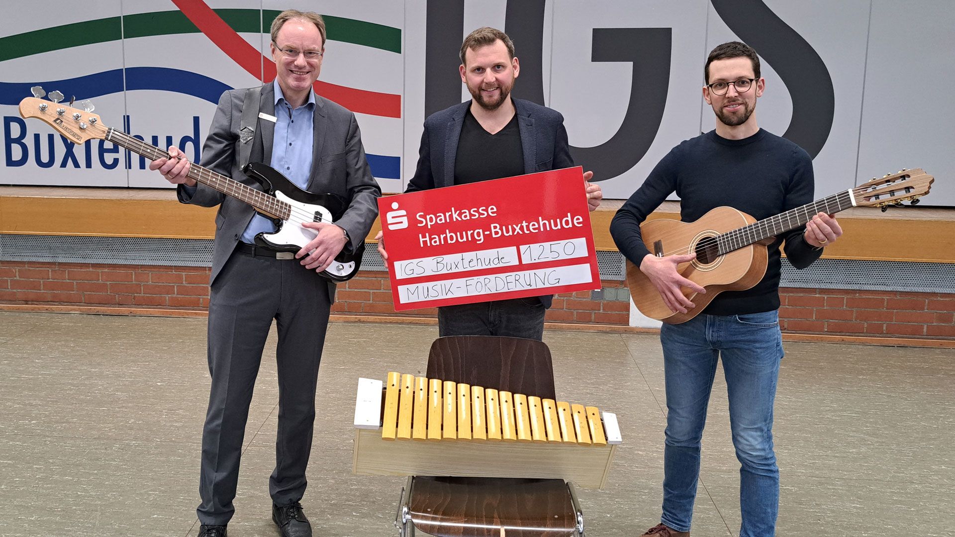 Die neuen Instrumente wecken nicht nur bei den Schülern der IGS Buxtehude Begeisterung: Tobias Zimmer (von rechts), Hanke Blendermann (IGS Buxtehude) und Jochen Lindemann (Jugendstiftung der Sparkasse Harburg- Buxtehude). | Foto: Sparkasse