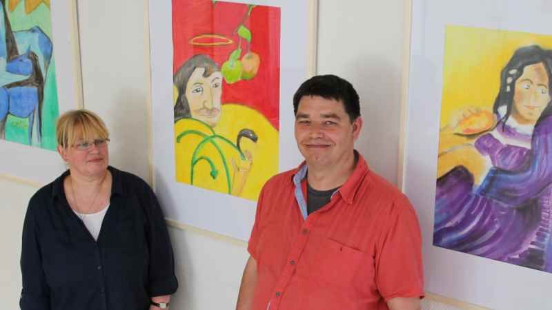 Die Kunsttherapeutin Claudia Hennings und Martin Langer, Leiter der Tagesförderstätte, haben die Bilder aus dem Jubiläums-Projekt der Lebenshilfe ins Seevetaler Rathaus nach Hittfeld geholt. | Foto: ein