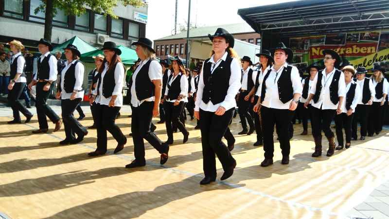 Die HNT-Line Dancer bei einem Auftritt beim Stadtteilfest „Neugraben erleben“. | Foto: ein