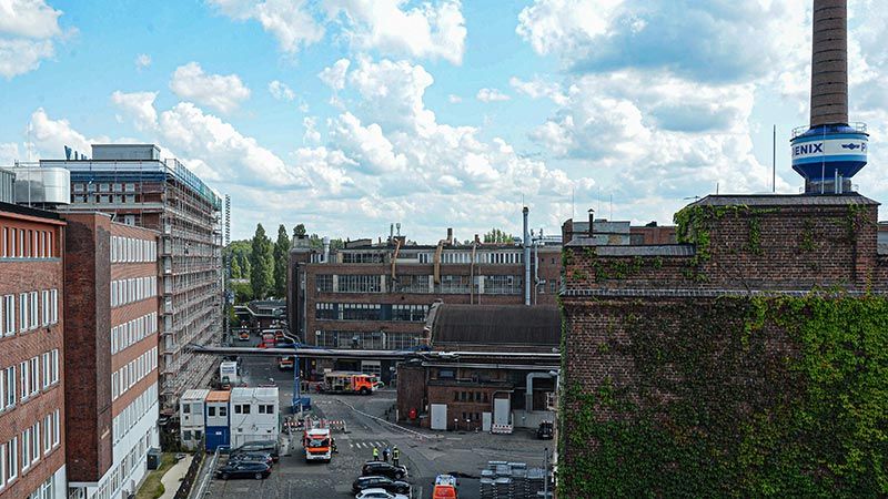 Bei Continental, der ehemeligen Phoenix in Harburg, stand am Mittwochnachmittag ein Blockheizwerk in Flammen. | Foto: André Lenthe Fotografie