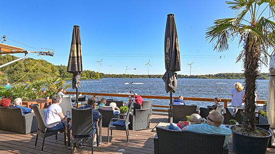 Vielleicht wird es noch im Mai möglich sein, wie hier im Restaurant Eisvogel an der Wasserskianlage in Harburg, auch in Hamburg wieder einen Kaffee zu trinken. | Foto: Niels Kreller