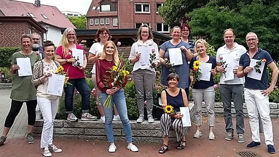 Sie freuen sich über ihre erfolgreiche Qualifizierung zur Schulbegleitung bei der Kreisvolkshochschule Landkreis Harburg: Die erfolgreichen Teilnehmenden des aktuellen Lehrgangs der Kreisvolkshochschule Landkreis Harburg. | Foto: ein