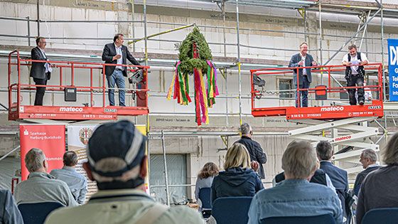 Unter Corona-Hygienebedingungen fand am Samstag das Richtfest der Kita "Haake Füchse" und der neuen Tennishalle des HTB statt. | Foto: Niels Kreller