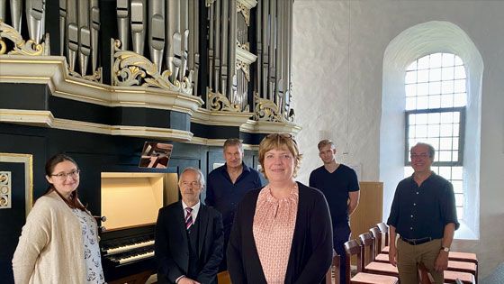 Die Furtwängler-Orgel spielt wieder einwandfrei. Kantorin Olga Persits (von links), Pastor Bernhard Kuhlmann, Martin Hillebrand (Orgelbauwerkstatt Hillebrand), Kirchenvorsteherin Gisela Helms, Christian Hillebrand (Orgelbauwerkstatt Hillebrand) und Orgelrevisor Reinhard Gräler. | Foto: ein